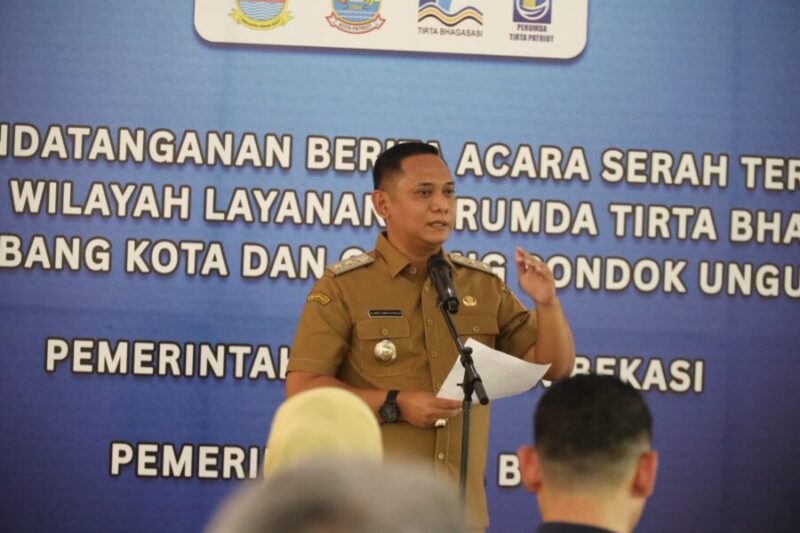 Pemerintah Kabupaten Bekasi memberikan sambutan pada acara penandatanganan Berita Acara Serah Terima aset dan wilayah layanan Perumda Tirta Bhagasasi Cabang Kota Bekasi (Poncol) dan Cabang Pondok Ungu
