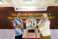 Foto bersama Sekretaris UMY, Kasubdir Humas dan Media DKP UMY, pemateri talkshow dan peserta dalam acara Talkshow Inklusivitas dan Launching UMY Magz edisi ke-7 di Public Space Perpustakaan UMY