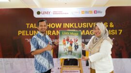 Foto bersama Sekretaris UMY, Kasubdir Humas dan Media DKP UMY, pemateri talkshow dan peserta dalam acara Talkshow Inklusivitas dan Launching UMY Magz edisi ke-7 di Public Space Perpustakaan UMY