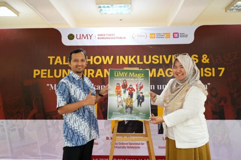 Foto bersama Sekretaris UMY, Kasubdir Humas dan Media DKP UMY, pemateri talkshow dan peserta dalam acara Talkshow Inklusivitas dan Launching UMY Magz edisi ke-7 di Public Space Perpustakaan UMY