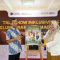 Foto bersama Sekretaris UMY, Kasubdir Humas dan Media DKP UMY, pemateri talkshow dan peserta dalam acara Talkshow Inklusivitas dan Launching UMY Magz edisi ke-7 di Public Space Perpustakaan UMY