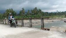 Seorang warga melintasi jembatan darurat di Nagari Anduriang, Kecamatan 2x11 Kayu Tanam, Kabupaten Padang Pariaman, Sumatera Barat