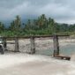 Seorang warga melintasi jembatan darurat di Nagari Anduriang, Kecamatan 2x11 Kayu Tanam, Kabupaten Padang Pariaman, Sumatera Barat