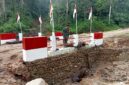 Personel TNI meninjau kondisi jembatan dan tanggul yang terdampak banjir di Kecamatan Tukka, Kabupaten Tapanuli Tengah, Sumatera Utara.