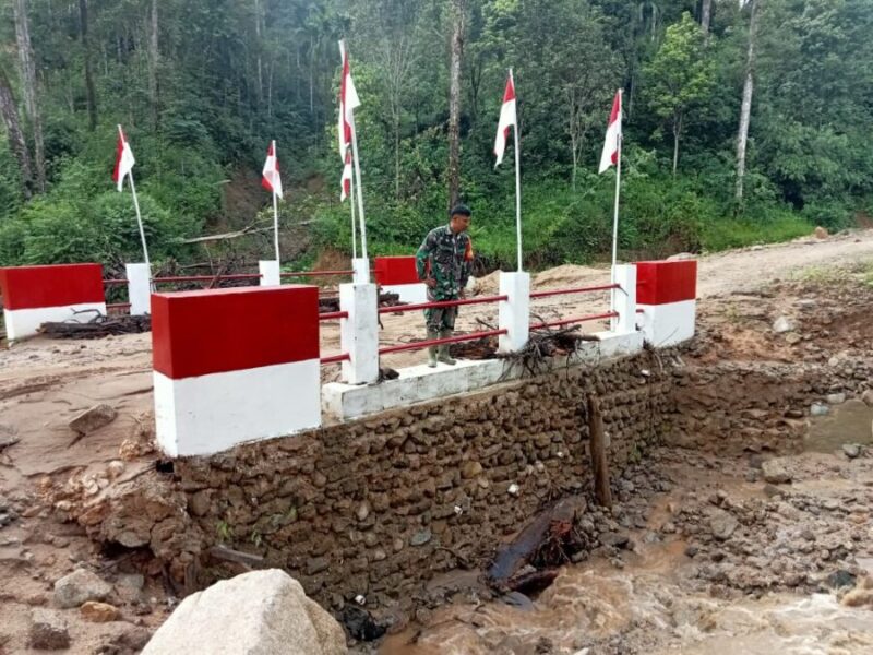 Personel TNI meninjau kondisi jembatan dan tanggul yang terdampak banjir di Kecamatan Tukka, Kabupaten Tapanuli Tengah, Sumatera Utara.