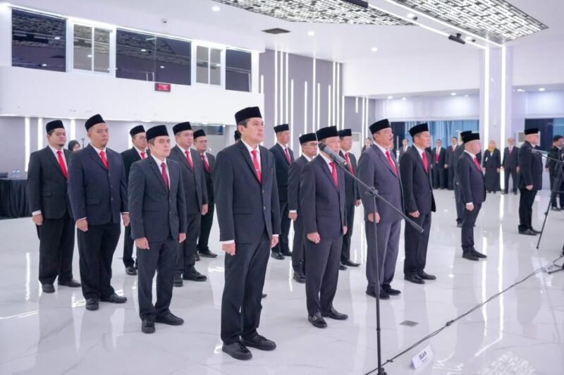 barisan pejabat struktural saat mengikuti prosesi Pelantikan dan Pengambilan Sumpah/Janji Jabatan di Aula Prona Kementerian ATR/BPN, Jakarta