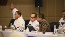 Wakil Menteri Dalam Negeri Bima Arya Sugiarto menyampaikan arahan saat Rapat Koordinasi Terbatas Program Koperasi Desa/Kelurahan Merah Putih (KDKMP) terkait Infrastruktur Pemerintah dan Offtaker Komoditas Desa di Kantor Kementerian Koordinator Bidang Pangan, Jakarta, Senin (20/7/2026).