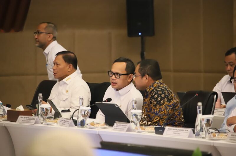 Wakil Menteri Dalam Negeri Bima Arya Sugiarto menyampaikan arahan saat Rapat Koordinasi Terbatas Program Koperasi Desa/Kelurahan Merah Putih (KDKMP) terkait Infrastruktur Pemerintah dan Offtaker Komoditas Desa di Kantor Kementerian Koordinator Bidang Pangan, Jakarta, Senin (20/7/2026).