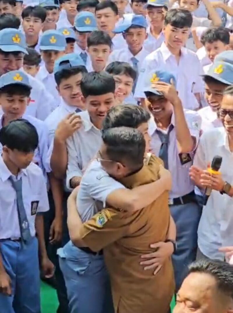 Gubernur Banten menerima pelukan dari siswa kelas X SMK PGRI Pandeglang, saat meninjau pelaksanaan Program Sekolah Gratis di Pandeglang, Senin (20/7/2026)