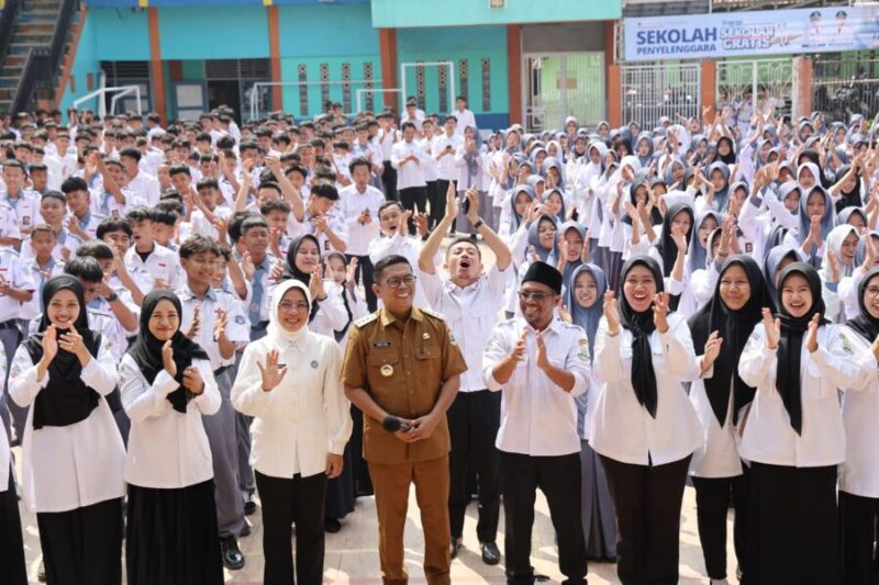 Antusiasme siswa SMK Nurul Huda Baros menyambut Program Sekolah Gratis dan Makan Bergizi Gratis. Gubernur Banten Andra Soni turun langsung memastikan program ini berjalan efektif untuk mendukung pendidikan anak-anak di Banten.