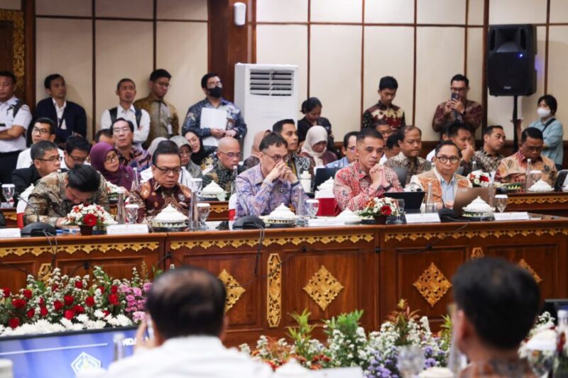 Menteri Koordinator Bidang Infrastruktur dan Pembangunan Kewilayahan berdiskusi dengan Gubernur Bali dalam Rapat Koordinasi Pengembangan Wilayah Bali di Gedung Wiswa Sabha, Kantor Gubernur Bali, Denpasar