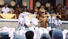 Gubernur berpesan agar para siswa fokus belajar, raih cita-cita tinggi.