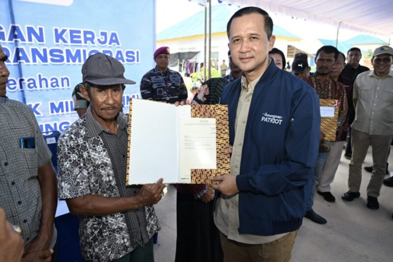 Kementerian Transmigrasi menyerahkan Sertipikat Hak Milik (SHM) secara simbolis kepada salah satu warga transmigran di UPT 1 Latiung, Kabupaten Simeulue, Aceh