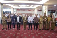 Wakil Gubernur Lampung Jihan Nurlela berfoto bersama narasumber dan peserta usai membuka Rapat Koordinasi Komite Daerah Ekonomi dan Keuangan Syariah (KDEKS) dalam rangka penyusunan Rencana Aksi Daerah (RAD) Pengembangan Ekonomi dan Keuangan Syariah Tahun 2027 di Ruang Abung Balai Keratun, Kantor Gubernur Lampung, Selasa (21/7/2026).