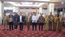 Wakil Gubernur Lampung Jihan Nurlela berfoto bersama narasumber dan peserta usai membuka Rapat Koordinasi Komite Daerah Ekonomi dan Keuangan Syariah (KDEKS) dalam rangka penyusunan Rencana Aksi Daerah (RAD) Pengembangan Ekonomi dan Keuangan Syariah Tahun 2027 di Ruang Abung Balai Keratun, Kantor Gubernur Lampung, Selasa (21/7/2026).
