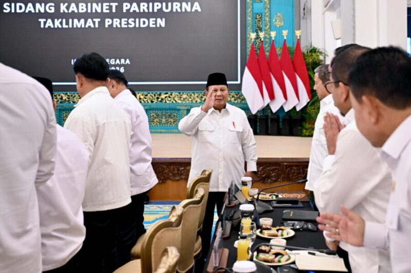 Presiden Prabowo Subianto menyapa Menteri Kabinet Merah Putih usai memimpin Sidang Kabinet Paripurna di Istana Negara, Jakarta