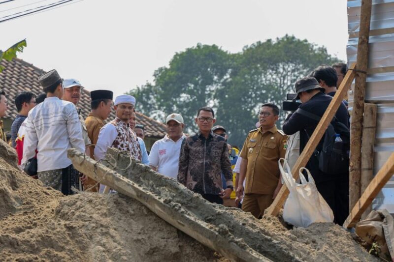 Gubernur Banten meninjau progres pembangunan Jembatan Piano di Desa Mekarsari, Kecamatan Carenang, Kabupaten Serang, Selasa (21/7/2026)
