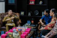 Sekretaris Daerah Provinsi Lampung berbincang dengan jajaran Lembaga Penjamin Simpanan (LPS) saat audiensi di Ruang Kerja Sekda, Bandar Lampung