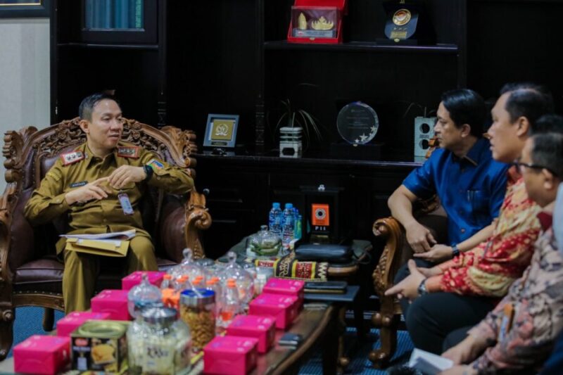 Sekretaris Daerah Provinsi Lampung berbincang dengan jajaran Lembaga Penjamin Simpanan (LPS) saat audiensi di Ruang Kerja Sekda, Bandar Lampung