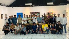 FOTO BERSAMA-Pembina Persatuan Kartunis Indonesia (PAKARTI), Komjen Pol. Prof. Dr. Chrysnanda Dwi Laksana yang juga Ketua Pusat Studi Ilmu Kepolisian bersama Kepala Satuan Tugas Pusat Studi Kepolisian, Irjen Pol. Dr. Susilo Teguh Raharjo M.Si foto bersama usai acara. (Foto Ist).