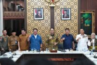 Gubernur Sumatera Selatan foto bersama Gubernur Kepulauan Bangka Belitung Sekjen DPP ABPEDNAS serta jajaran terkait usai pertemuan di Griya Agung, Palembang  