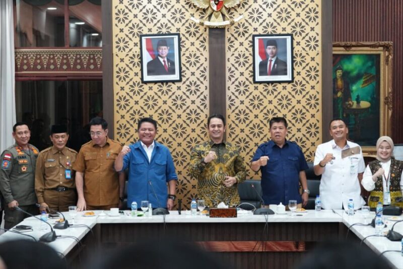 Gubernur Sumatera Selatan foto bersama Gubernur Kepulauan Bangka Belitung Sekjen DPP ABPEDNAS serta jajaran terkait usai pertemuan di Griya Agung, Palembang