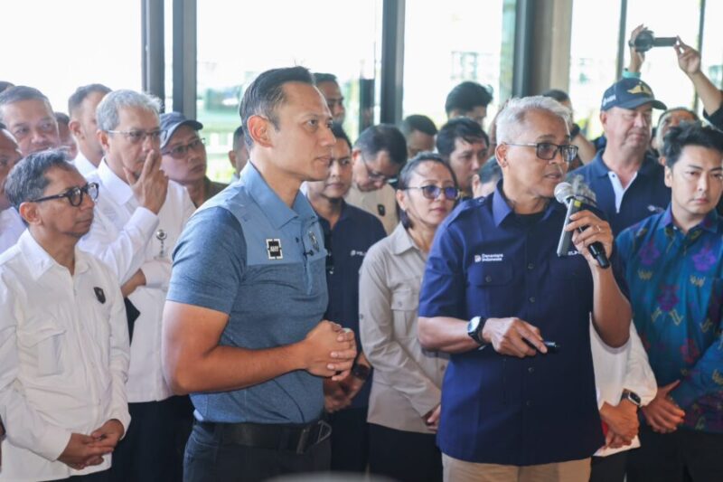 Menteri Koordinator Bidang Infrastruktur dan Pembangunan Kewilayahan mendengarkan pemaparan mengenai pengembangan Bali Maritime Tourism Hub (BMTH) saat meninjau Pelabuhan Benoa, Denpasar, Bali