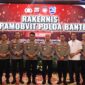 Kapolda Banten foto bersama Pejabat Utama Polda, narasumber, dan peserta usai membuka Rapat Kerja Teknis (Rakernis) Ditpamobvit Polda Banten Tahun Anggaran 2026 di Hotel Aston Serang  
