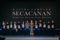 Ketua Dekranasda Provinsi Lampung foto bersama jajaran para perajin dan desainer dalam peluncuran mahakarya Sencacanan Wastra Lampung pada ajang Lampung International Fashion Movement (LIFMove) 2026 di Hotel Radisson, Bandar Lampung, Rabu (22/7/2026)
