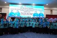 Ketua TP PKK Provinsi Sumatera Selatan foto bersama Ketua TP PKK Kota Lubuk Linggau dan jajaran pengurus PKK di Kota Lubuk Linggau  