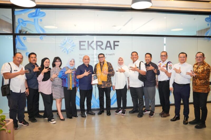 Menteri Ekonomi Kreatif/Kepala Bekraf Teuku Riefky Harsya (tengah, berkacamata/selendang kuning) foto bersama Bupati Bungo Dedy Putra (keenam dari kiri) beserta jajaran Pemkab Bungo dan Kemenekraf seusai audiensi di Autograph Tower, Jakarta