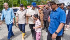 Menteri Ekonomi Kreatif/Kepala Bekraf menyapa dan bersalaman dengan seorang anak saat melakukan kunjungan lapangan