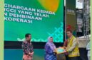 Kepala Subdirektorat Pengabdian Dosen UMY, Dr. drg. Laelia Dwi Anggraini, Sp.KGA., mewakili DRP UMY menerima penghargaan dari Dinkop UKM DIY yang diberikan langsung oleh Kepala Dinkop UKM DIY, Agus Mulyono, S.P., M.T