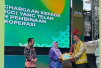 Kepala Subdirektorat Pengabdian Dosen UMY, Dr. drg. Laelia Dwi Anggraini, Sp.KGA., mewakili DRP UMY menerima penghargaan dari Dinkop UKM DIY yang diberikan langsung oleh Kepala Dinkop UKM DIY, Agus Mulyono, S.P., M.T
