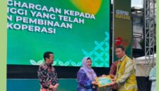 Kepala Subdirektorat Pengabdian Dosen UMY, Dr. drg. Laelia Dwi Anggraini, Sp.KGA., mewakili DRP UMY menerima penghargaan dari Dinkop UKM DIY yang diberikan langsung oleh Kepala Dinkop UKM DIY, Agus Mulyono, S.P., M.T