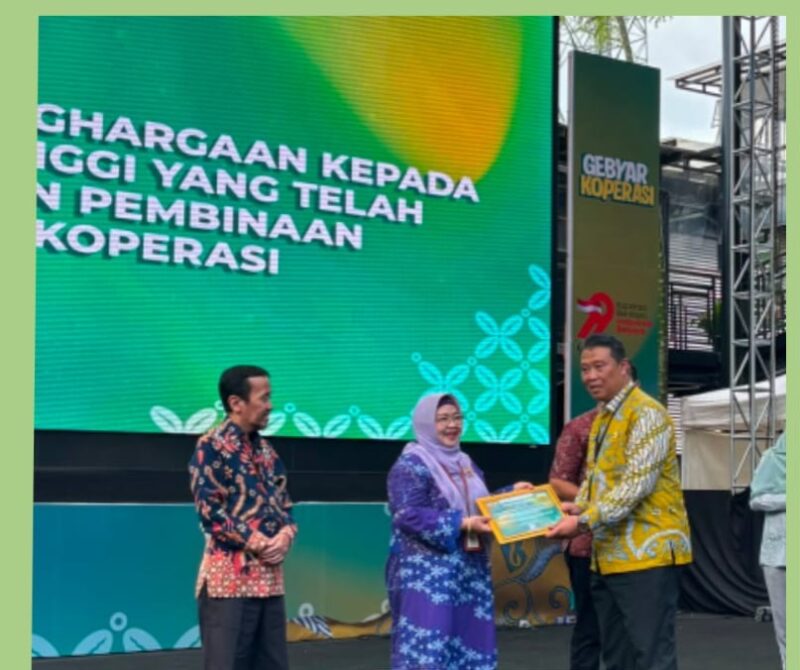 Kepala Subdirektorat Pengabdian Dosen UMY, Dr. drg. Laelia Dwi Anggraini, Sp.KGA., mewakili DRP UMY menerima penghargaan dari Dinkop UKM DIY yang diberikan langsung oleh Kepala Dinkop UKM DIY, Agus Mulyono, S.P., M.T
