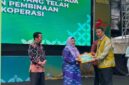 Foto Kepala Subdirektorat Pengabdian Dosen UMY, Dr. drg. Laelia Dwi Anggraini, Sp.KGA., mewakili DRP UMY menerima penghargaan dari Dinkop UKM DIY yang diberikan langsung oleh Kepala Dinkop UKM DIY, Agus Mulyono, S.P., M.T
