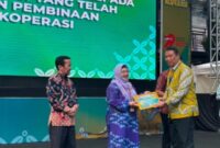 Foto Kepala Subdirektorat Pengabdian Dosen UMY, Dr. drg. Laelia Dwi Anggraini, Sp.KGA., mewakili DRP UMY menerima penghargaan dari Dinkop UKM DIY yang diberikan langsung oleh Kepala Dinkop UKM DIY, Agus Mulyono, S.P., M.T