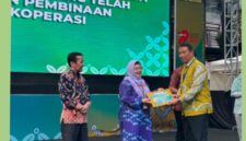 Foto Kepala Subdirektorat Pengabdian Dosen UMY, Dr. drg. Laelia Dwi Anggraini, Sp.KGA., mewakili DRP UMY menerima penghargaan dari Dinkop UKM DIY yang diberikan langsung oleh Kepala Dinkop UKM DIY, Agus Mulyono, S.P., M.T
