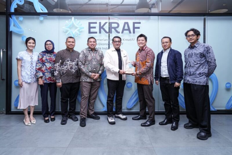 Menteri Ekonomi Kreatif/Kepala Bekraf menerima plakat dari Director/Co-founder Cinepoint didampingi jajaran Kementerian Ekraf dan Cinepoint usai audiensi di Autograph Tower, Jakarta
