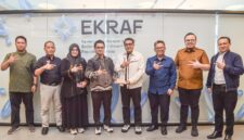 Menteri Ekonomi Kreatif/Kepala Bekraf memegang plakat bersama Ketua Yayasan Aneuk Muda Aceh Unggul Hebat (AMANAH) didampingi jajaran Kementerian Ekraf dan Yayasan AMANAH di Jakarta
