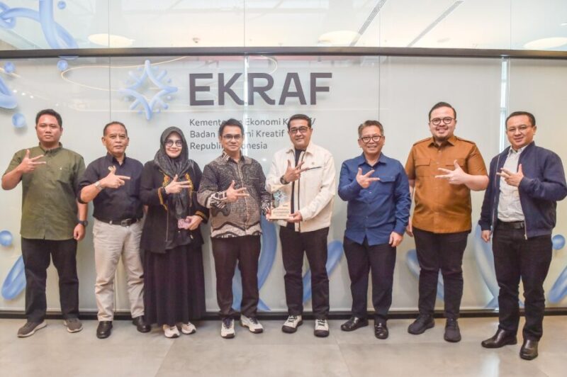 Menteri Ekonomi Kreatif/Kepala Bekraf memegang plakat bersama Ketua Yayasan Aneuk Muda Aceh Unggul Hebat (AMANAH) didampingi jajaran Kementerian Ekraf dan Yayasan AMANAH di Jakarta