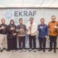 Menteri Ekonomi Kreatif/Kepala Bekraf memegang plakat bersama Ketua Yayasan Aneuk Muda Aceh Unggul Hebat (AMANAH) didampingi jajaran Kementerian Ekraf dan Yayasan AMANAH di Jakarta
