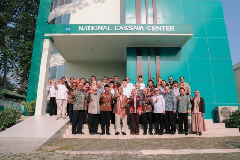 Gubernur Lampung bersama Menteri PPN/Kepala Bappenas, Rektor Universitas Lampung, serta para pemangku kepentingan berfoto bersama usai peluncuran National Cassava Center di Universitas Lampung, Jumat (24/7/2026)