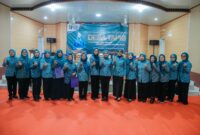Ketua TP PKK Provinsi Lampung Purnama Wulan Mirza bersama jajaran TP PKK Provinsi Lampung berfoto usai kegiatan Pencanangan dan Pembinaan Desa TAPIS (Desa Kesejahteraan Keluarga untuk Lampung Maju Indonesia Emas) di Desa Panca Tunggal Jaya, Kecamatan Penawar Aji, Kabupaten Tulang Bawang.
