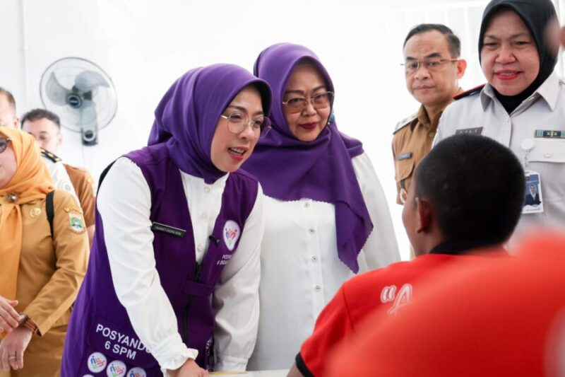 Ketua TP PKK Provinsi Banten bersama Ketua TP PKK Kota Tangerang dan Kakanwil Ditjenpas Banten berbincang langsung dengan seorang anak binaan pada rangkaian peringatan Hari Anak Nasional 2026 di LPKA Kelas I Tangerang, Kota Tangerang, Banten  
