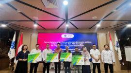 Perwakilan Kementerian Ketenagakerjaan (Kemnaker) bersama perwakilan PT Toyota Tsusho Lippo Residences menyerahkan secara simbolis kartu kepesertaan BPJS Ketenagakerjaan kepada perwakilan Tenaga Kerja Mandiri Pemula (TKMP) di Jakarta  