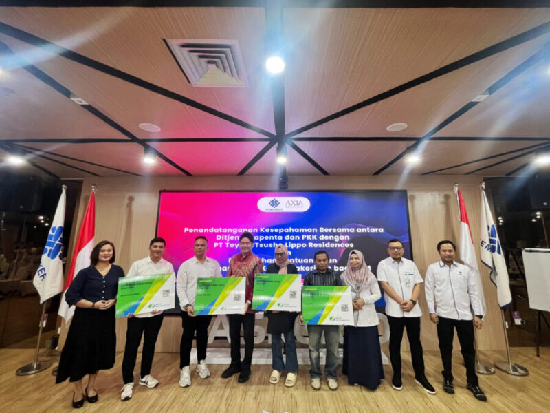 Perwakilan Kementerian Ketenagakerjaan (Kemnaker) bersama perwakilan PT Toyota Tsusho Lippo Residences menyerahkan secara simbolis kartu kepesertaan BPJS Ketenagakerjaan kepada perwakilan Tenaga Kerja Mandiri Pemula (TKMP) di Jakarta  