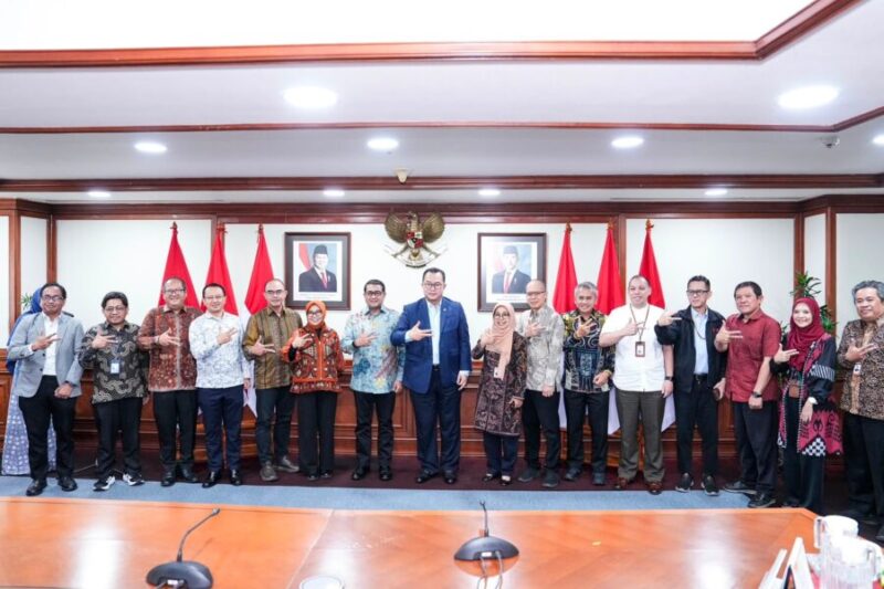 Menteri Ekonomi Kreatif bersama Kepala BRIN dan jajaran foto bersama usai penandatanganan Nota Kesepahaman (MoU) untuk memperkuat riset dan inovasi dalam pengembangan ekosistem ekonomi kreatif di Jakarta
