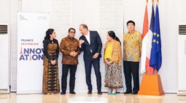 Menteri Ekonomi Kreatif/Kepala Badan Ekonomi Kreatif (Ekraf), Teuku Riefky Harsya (kedua kiri), berbincang dengan Duta Besar Prancis untuk Indonesia, Timor-Leste, dan ASEAN, H.E. Fabien Penone (tengah), saat menghadiri resepsi dan peragaan busana inkubator PINTU France–Indonesia di Kediaman Duta Besar Prancis, Jakarta, Selasa (28/07/2026
